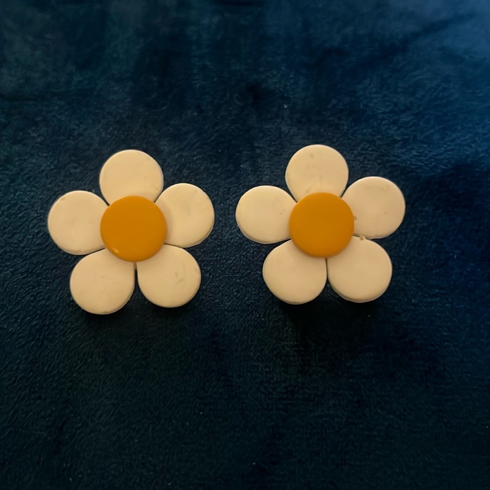 Fun daisy earrings!